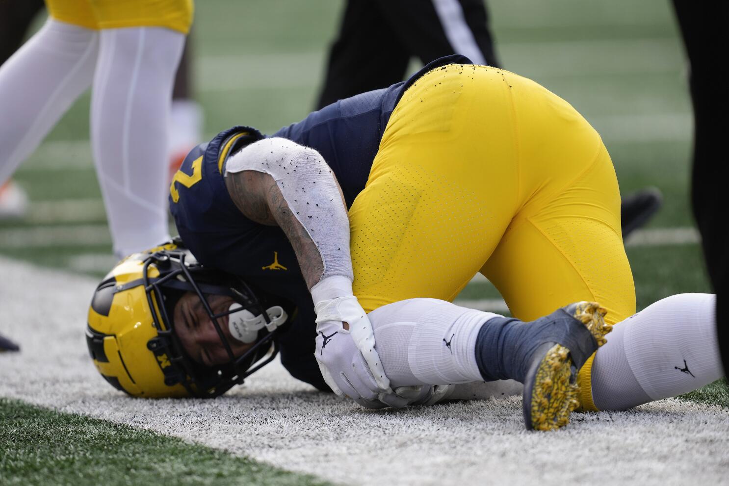 No. 3 Michigan s RB Corum hurts knee limited vs. Illinois The